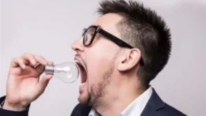 تفسير رؤية أكل الزجاج في المنام وأثرها على السلوك والحقوق وفق كبار المفسرين